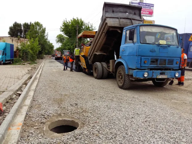 У Франківську ремонтують одну з найгірших вулиць міста (фото) — фото 8