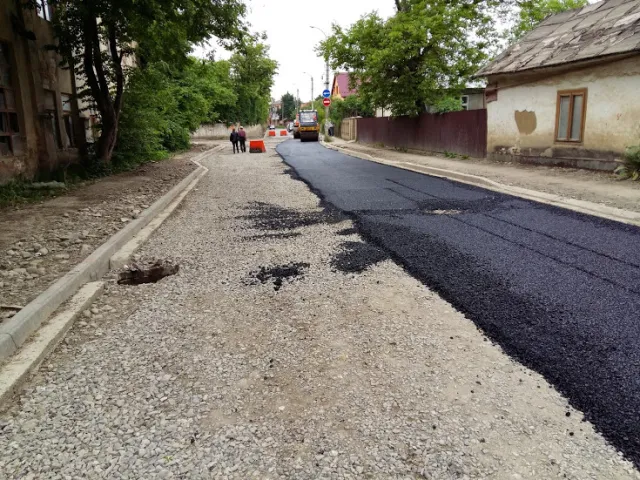 У Франківську ремонтують одну з найгірших вулиць міста (фото) — фото 10
