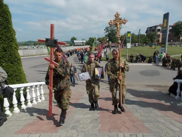 На Прикарпатті загиблого в АТО Савчака зустрічали на колінах (фото) — фото 12