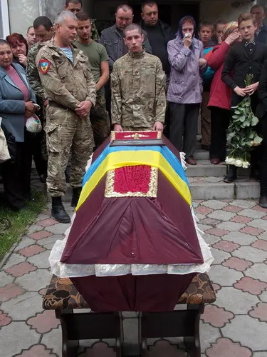На Прикарпатті загиблого в АТО Савчака зустрічали на колінах (фото) — фото 6