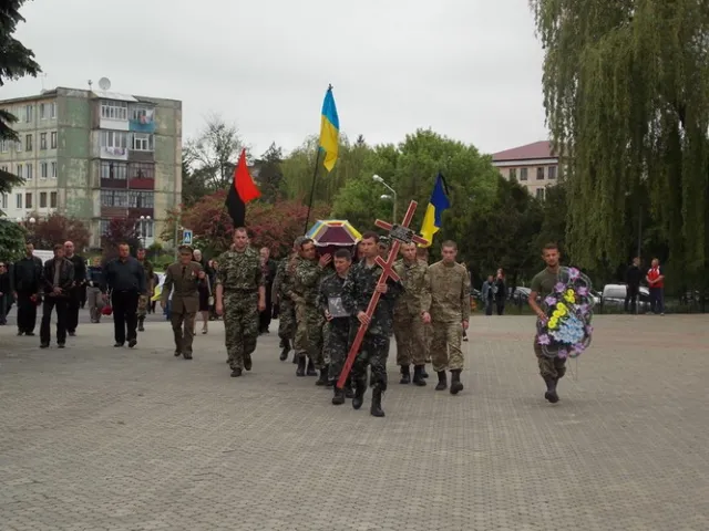На Прикарпатті загиблого в АТО Савчака зустрічали на колінах (фото) — фото 7