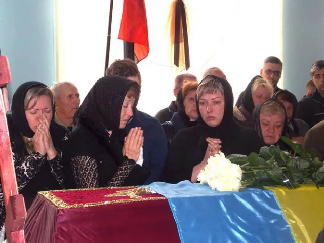 На Прикарпатті загиблого в АТО Савчака зустрічали на колінах (фото) — фото 8