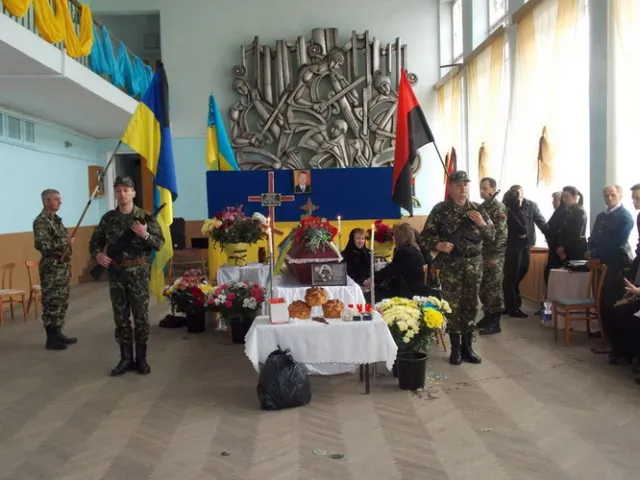 На Прикарпатті загиблого в АТО Савчака зустрічали на колінах (фото) — фото 9