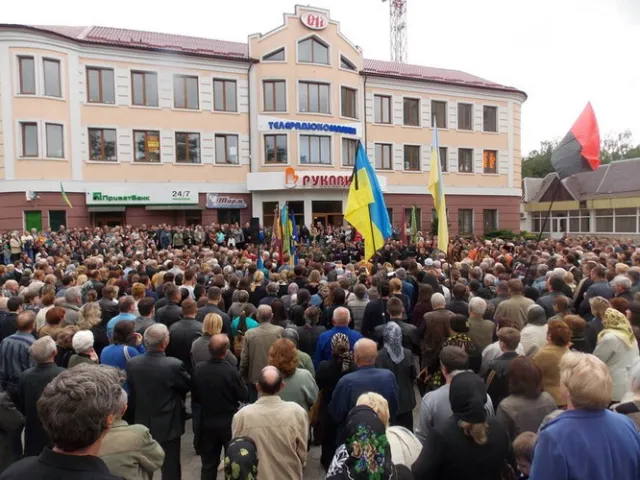 На Прикарпатті загиблого в АТО Савчака зустрічали на колінах (фото) — фото 10