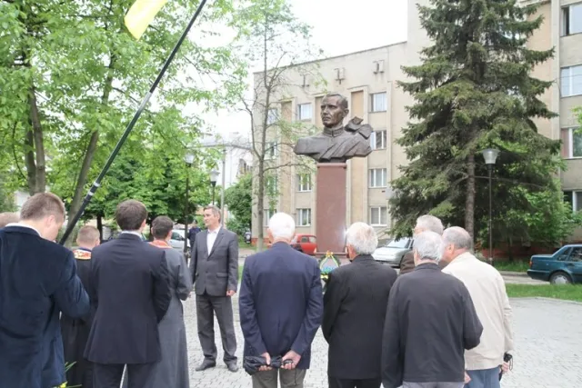 У обласному центрі вшанували пам'ять Євгена Коновальця (фото) — фото 3