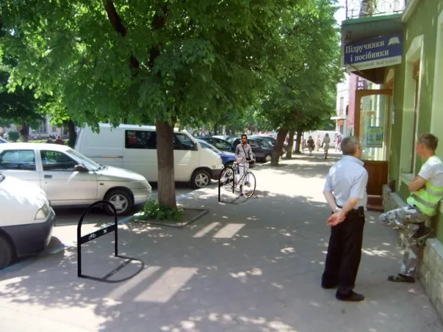 Жителям міста пропонують оцінити ескізи нових велосипедних стійок (фото) — фото 5