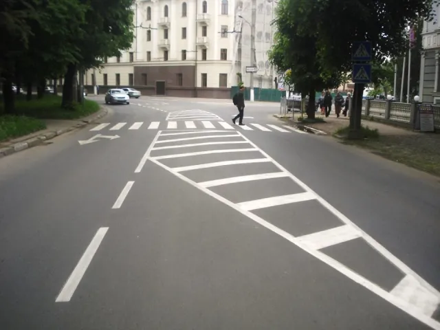 У Франківську завершили наносити розмітку по вулиці Василіянок (фото) — фото 2