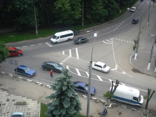 У Франківську завершили наносити розмітку по вулиці Василіянок (фото) — фото 3