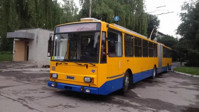 Вулицями Івано-Франківська курсує тролейбус з Чехії (фото) — фото 2