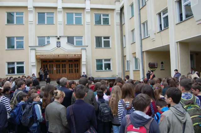На фасаді школи-ліцею №23 відкрили анотаційну дошку загиблому в АТО медику Ярославу Чомку (фото) — фото 5
