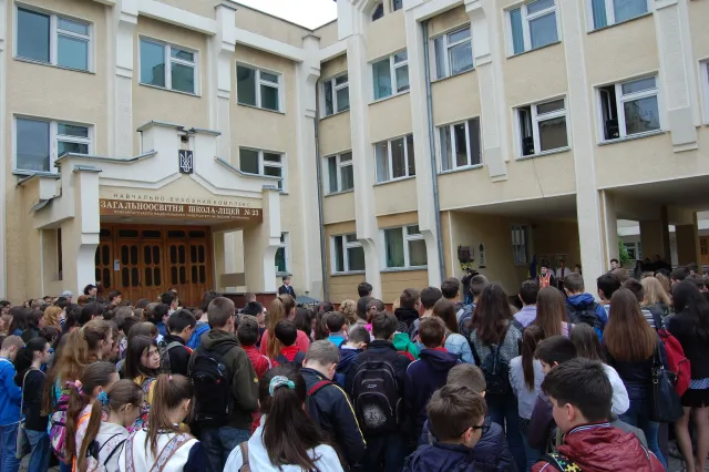 На фасаді школи-ліцею №23 відкрили анотаційну дошку загиблому в АТО медику Ярославу Чомку (фото) — фото 6