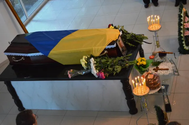 Сьогодні у Франківську відслужили панахиду за загиблим в АТО Тарасом Шевченком (фото) — фото 15