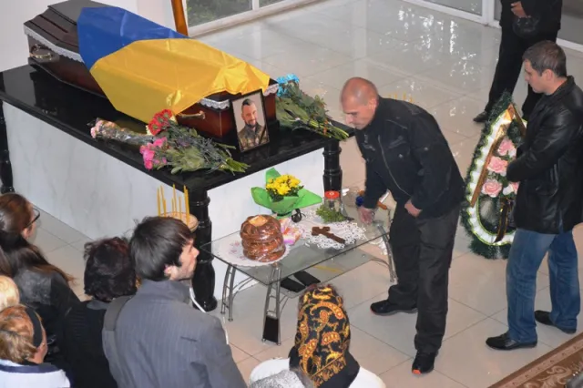 Сьогодні у Франківську відслужили панахиду за загиблим в АТО Тарасом Шевченком (фото) — фото 4