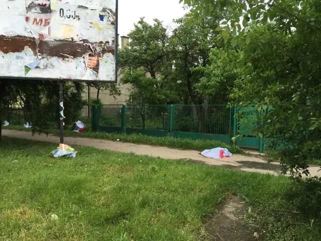 Городяни скаржаться на рекламне сміття, яке валяється по місту (фото) — фото 3