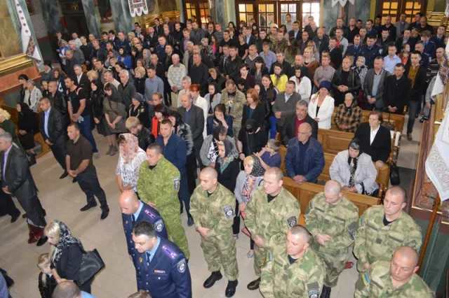Сьогодні відбулася поминальна панахида за загиблими торік бійцями спецпідрозділу прикарпатської міліції (фото) — фото 5