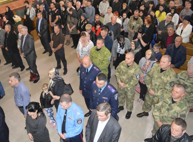 Сьогодні відбулася поминальна панахида за загиблими торік бійцями спецпідрозділу прикарпатської міліції (фото) — фото 6