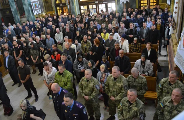 Сьогодні відбулася поминальна панахида за загиблими торік бійцями спецпідрозділу прикарпатської міліції (фото) — фото 7
