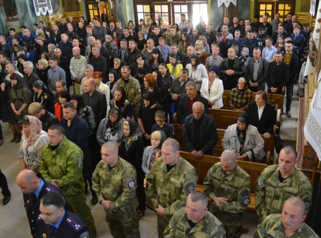 Сьогодні відбулася поминальна панахида за загиблими торік бійцями спецпідрозділу прикарпатської міліції (фото) — фото 10