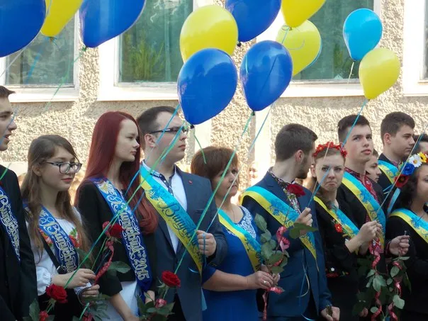 У Франківських школах відбулося свято "Останнього дзвоника" (фото) — фото 3