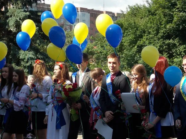 У Франківських школах відбулося свято "Останнього дзвоника" (фото) — фото 7