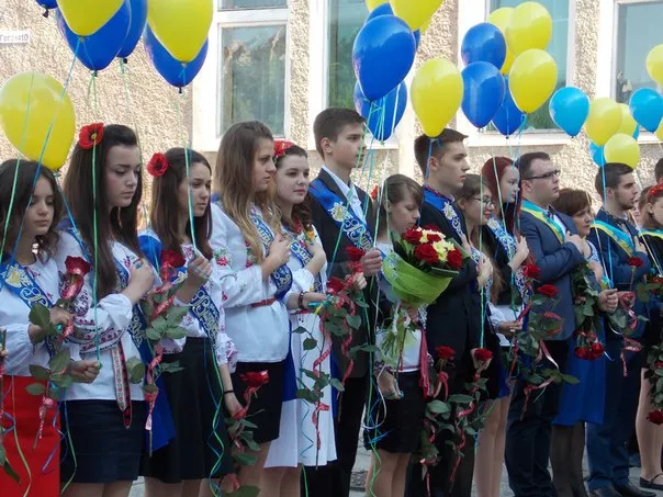 У Франківських школах відбулося свято "Останнього дзвоника" (фото) — фото 10