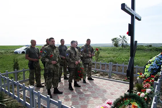 Керівництво прикарпатської міліції поклало квіти до пам'ятного знаку на горі Карачун (фото) — фото 1