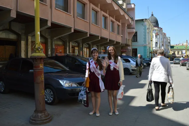 Сьогодні центр Франківська заповнився випускниками (фото) — фото 2