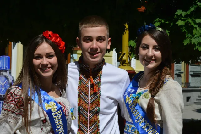 Сьогодні центр Франківська заповнився випускниками (фото) — фото 15