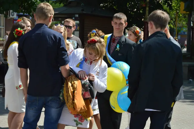 Сьогодні центр Франківська заповнився випускниками (фото) — фото 18