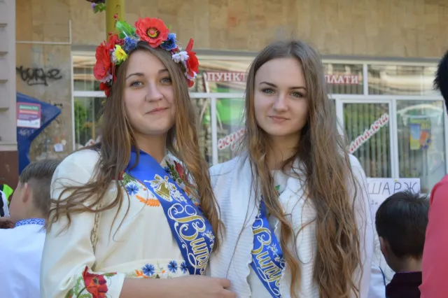 Сьогодні центр Франківська заповнився випускниками (фото) — фото 4