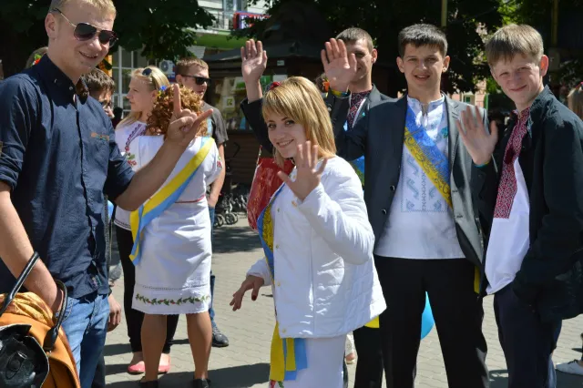 Сьогодні центр Франківська заповнився випускниками (фото) — фото 5