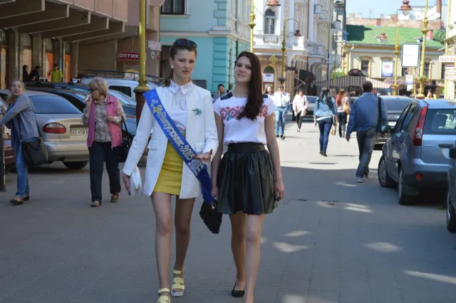 Сьогодні центр Франківська заповнився випускниками (фото) — фото 7