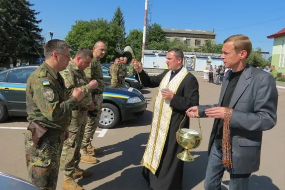Сьогодні центр Франківська заповнився випускниками (фото) — фото 9
