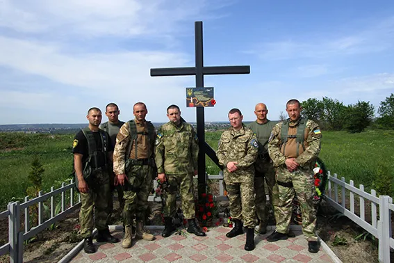 Сьогодні центр Франківська заповнився випускниками (фото) — фото 10