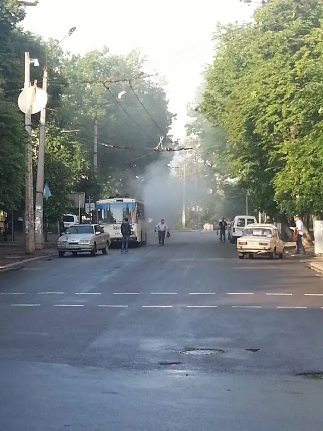 У Франківську під час руху горів тролейбус (фото) — фото 1