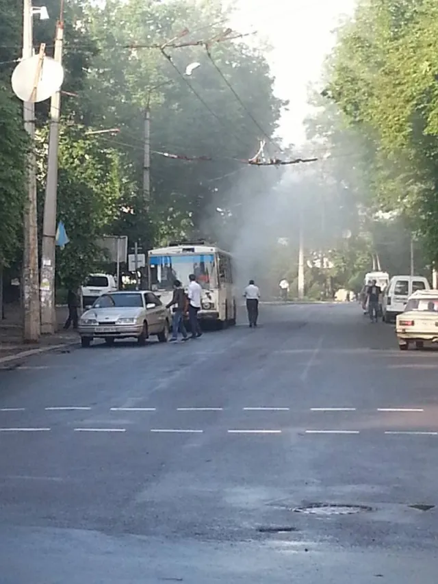 У Франківську під час руху горів тролейбус (фото) — фото 2