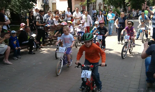 В центрі Івано-Франківська провели змагання серед юних велосипедистів (фото) — фото 1