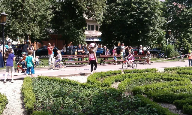 В центрі Івано-Франківська провели змагання серед юних велосипедистів (фото) — фото 3