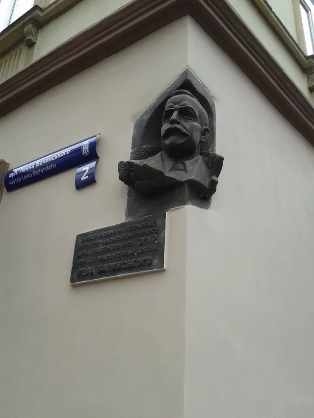 У Франківську вкрали підставку для квітів біля барельєфа віце-президента ЗУНР (фото) — фото 1