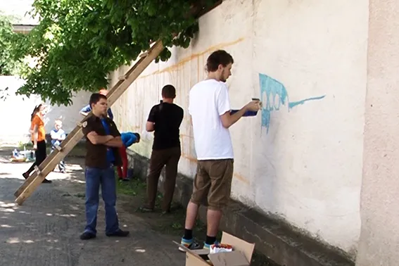 У Франківську діти намалювали графіті у знак пам'яті про загиблих біля гори Карачун прикарпатців (фото) — фото 5