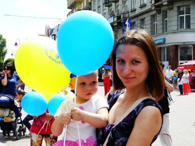 У центрі Франківська правоохоронці роздають батькам Ідентифікаційні картки дітей (фото) — фото 11