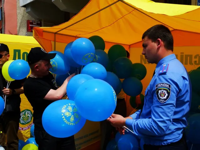 У центрі Франківська правоохоронці роздають батькам Ідентифікаційні картки дітей (фото) — фото 16