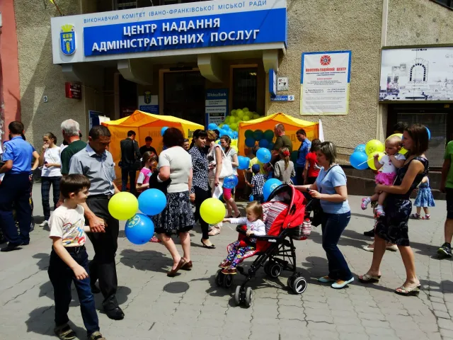 У центрі Франківська правоохоронці роздають батькам Ідентифікаційні картки дітей (фото) — фото 3