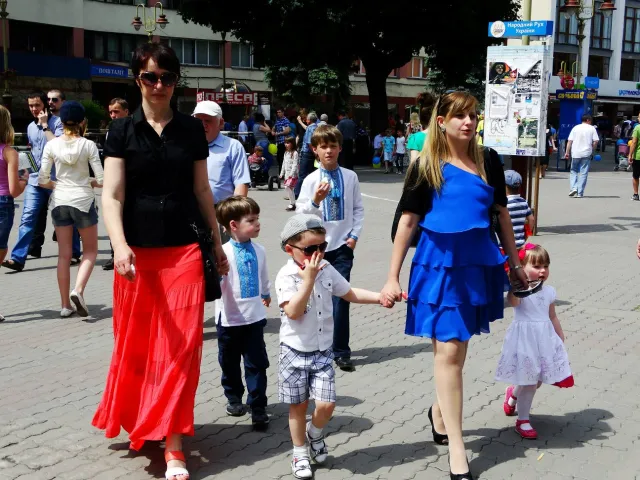 У центрі Франківська правоохоронці роздають батькам Ідентифікаційні картки дітей (фото) — фото 10
