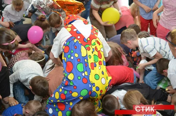 У Франківську діти ледь не побилися за піньяту (фото) — фото 1
