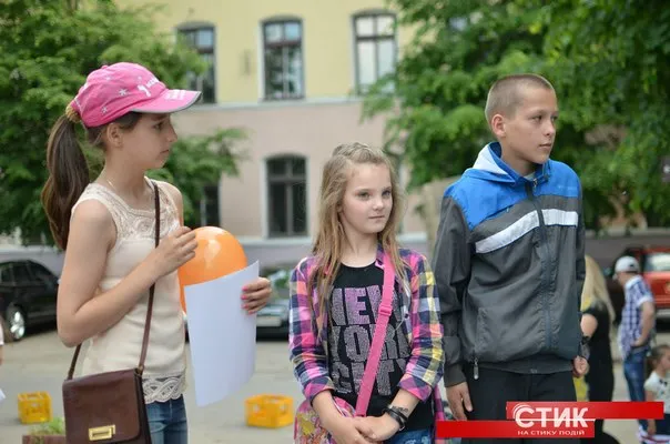 У Франківську діти ледь не побилися за піньяту (фото) — фото 2