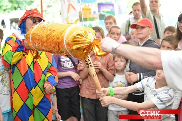 У Франківську діти ледь не побилися за піньяту (фото) — фото 4