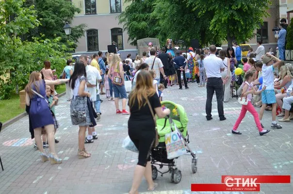 У Франківську діти ледь не побилися за піньяту (фото) — фото 5