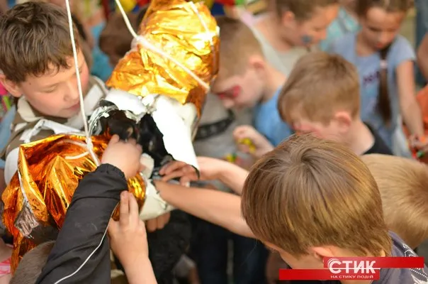 У Франківську діти ледь не побилися за піньяту (фото) — фото 6