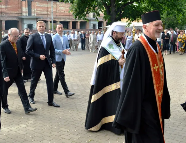 У Меморіальному сквері відправили панахиду за загиблими Героями (фото) — фото 1